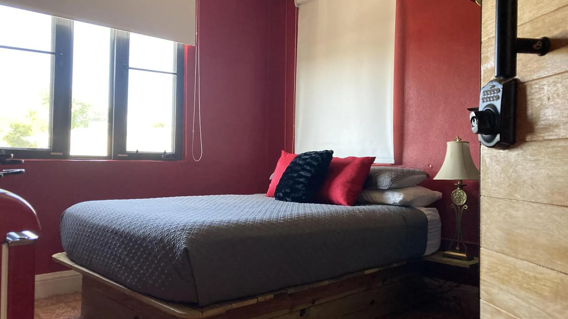 Επικοινωνία με το Lgbt Private Room In San Juan Guest House With Pool And Jacuzzi